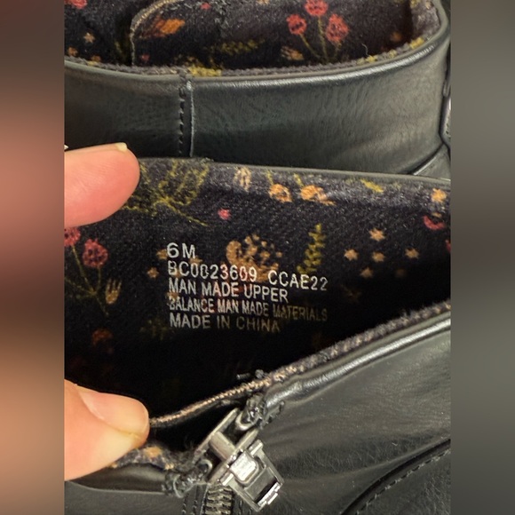 b.o.c. Womens Blakelynn Round Toe Ankle Wedge Boots Black - Picture 7 of 9